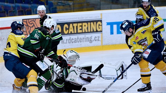 Momentka z utkn prvoligovch hokejist st nad Labem (lut) vs. Karlovy Vary