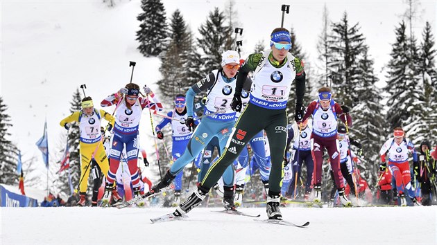 Nmeck biatlonistka Vanessa Hinzov (vpedu) na trati tafety v Hochfilzenu.