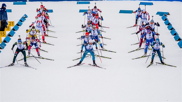 START. Momentka ze ensk tafety v Hochfilzenu