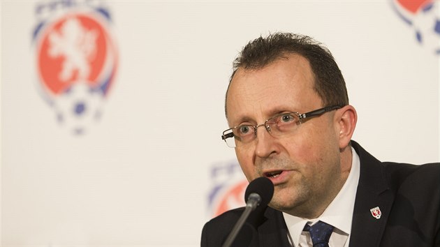 Nový předseda Fotbalové asociace České republiky Martin Malík hovoří na tiskové konferenci.