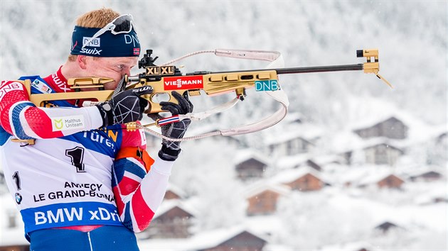 STOJKA. Norsk biatlonista Johannes Thingnes B bhem stelby ve sthacm zvodu v Annecy.