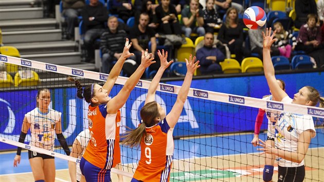 Prostjovsk volejbalistka Laura Emontsov (v blm) u st, blokuj Katarna Dudov (. 9) a Veronika Strukov z Olomouce.