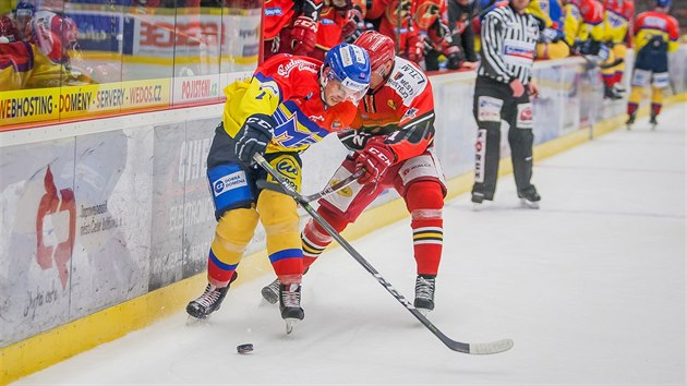 Momentka z duelu prvoligovch hokejist eskch Budjovic (lut) a Prostjova