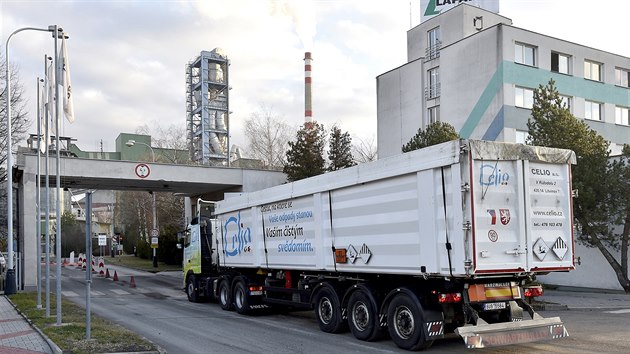 Do cementrny v kovicch dorazil kamion s poslednm nkladem ropnch kal ze skldky v Litvnov.