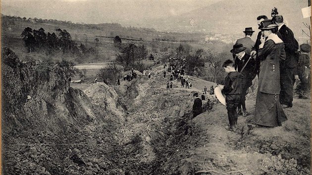 Snmky z roku 1914 pibliuj ob sesuv, kter tehdy ujel z vrchu Chmelk do dol Chrochvickho potoka u Dna. Prv tudy se pitom zvauje veden jedn z tras dnskho pivade k dlnici D8.