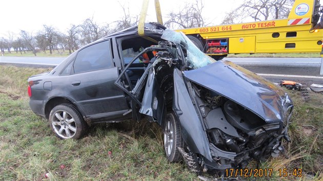 Devatenctilet idi nezvldl zen a vyltl ze silnice. Jeho auto doslova obmotalo ovocn strom.