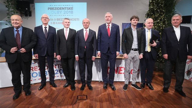 Prezidentsk debata iDNES.cz a Informanho centra o NATO zleva Petr Hannig, Ji Draho, Ji Hynek, Michal Horek, Mirek Topolnek, Marek Hiler, Pavel Fischer a Vratislav Kulhnek.