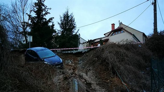 Kvli havrii vody se v Brn-Lni sesunul svah, kter s sebou sebral i dv auta.