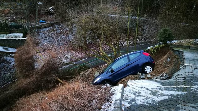 Kvli havrii vody se v Brn-Lni sesunul svah, kter s sebou sebral i dv auta.