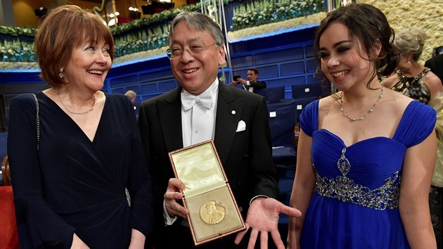 Nositel Nobelovy ceny za literaturu Kazuo Ishiguro se svou manželkou a dcerou. (10. prosince 2017)