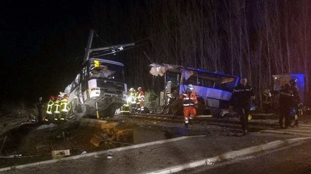 Zchrani zasahuj po srce kolnho autobusu s vlakem pobl jihofrancouzskho msta Millas. (14. prosince 2017)