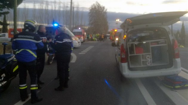 Zchrani zasahuj po srce kolnho autobusu s vlakem pobl jihofrancouzskho msta Millas. (14. prosince 2017)