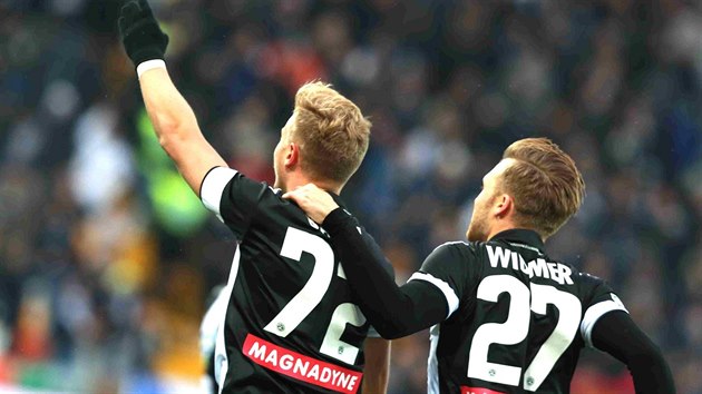 Zlonk Udinese Antonn Bark (vlevo) se raduje z glu se spoluhrem Silvanem Widmerem.