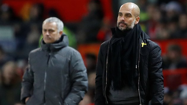 TRENI. Pep Guardiola (vpedu) vede Manchester City, vzadu stojc Jos Mourinho kouuje United.