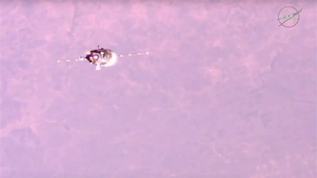 Pohled z ISS na bl��c� se lo� Sojuz