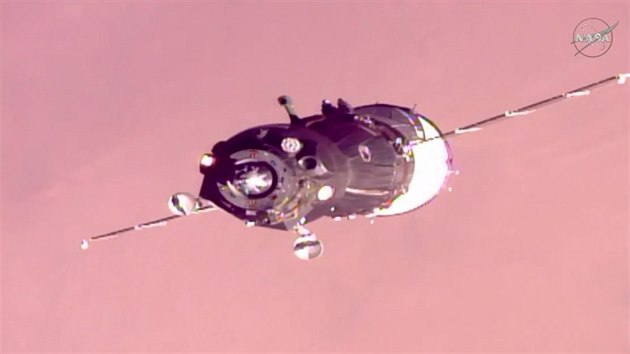 Pohled z ISS na bl��c� se lo� Sojuz