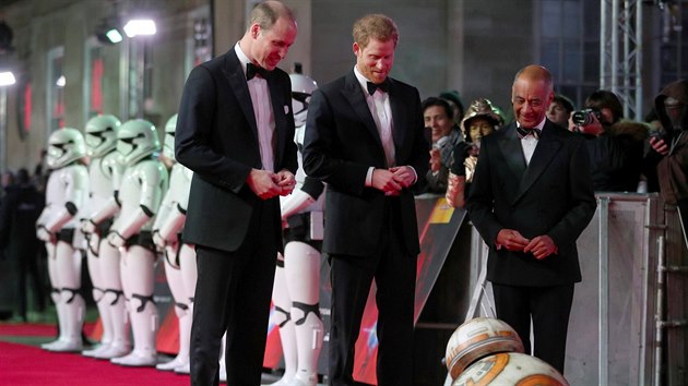 Prince Williama a prince Harryho na evropské premiéře filmu Star Wars: Poslední z Jediů přivítal BB-8 (Londýn, 12. prosince 2017).