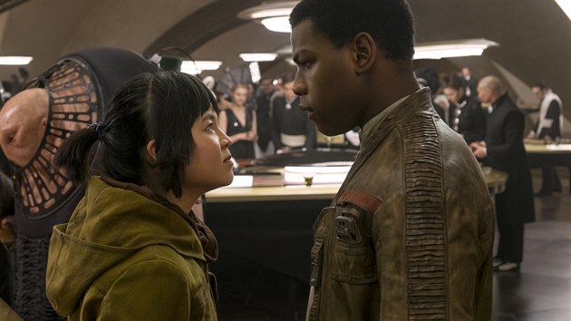 Kelly Marie Tranová a John Boyega ve filmu Star Wars: Poslední z Jediů (2017)