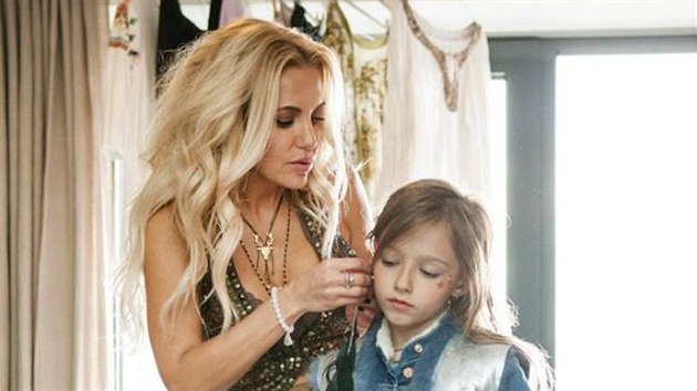 Dara Rolins a její dcera Laura při natáčení videoklipu k písni Dúha