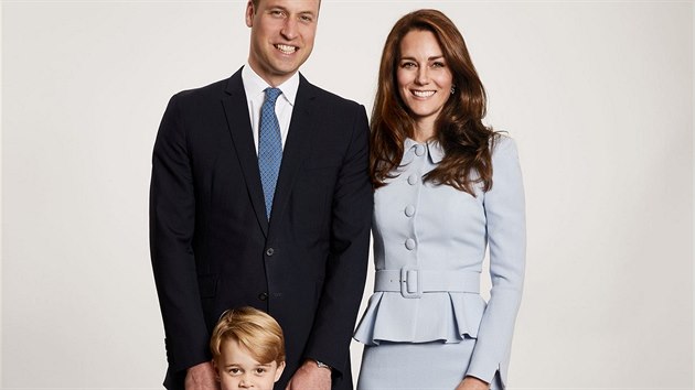 Princ William, vvodkyn Kate a jejich dti princ George a princezna Charlotte na portrtu pro vnon pozdravy (2017)