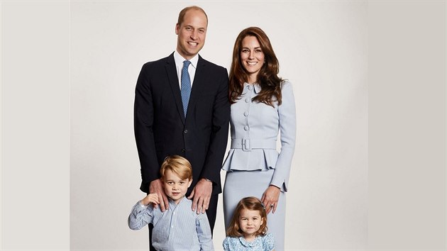 Princ William, vévodkyně Kate a jejich děti princ George a princezna Charlotte na portrétu pro vánoční pozdravy (2017)