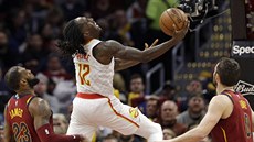 Taurean Prince z Atlanty zakonuje v utkání s Clevelandem.