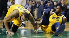 Rudy Gobert (vlevo) a Derrick Favors z Utahu v utkání z Bostonem