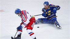 Martin Erat a Andreas Engqvist bojují o puk.