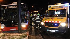 Autobus MHD po srážce s tramvají v pražských Vršovicích naboural do sloupu...