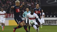 Chadrac Akolo (vpravo) ze Stuttgartu proti Rafinhovi v zápase s Bayernem