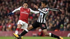 ZANEDLOUHO SPOLUHRÁI? Alexis Sánchez (v erném) má z Arsenalu namíeno do Manchesteru City.