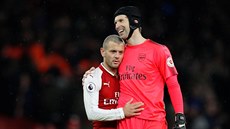 Gólman Arsenalu Petr ech (vpravo) slaví vítzství nad Newcastlem.