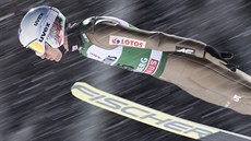 Polák Kamil Stoch skáe na lyích ve výcarském Engelbergu.