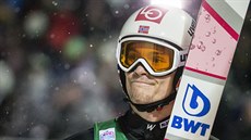 Norský skokan na lyích Daniel Andre pozoruje výsledky soupe bhem závodu ve...