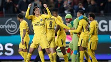 Édinson Cavani posílá pozdrav fanouškům PSG po vyhraném utkání nad Rennes
