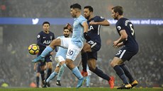 Útoník Manchesteru City Sergio Agüero (ve svtle modrém) bojuje o mí v zápase...