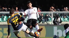 Fernandez Suso z AC Milán se pokouí pihrát pes Thomase Heurtauxe z Verony.