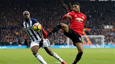 Marcus Rashford z Manchesteru United (vpravo) zpracovává mí ped dotírajícím...