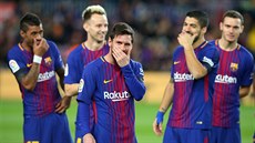 Lionel Messi vtipkuje se spoluhráči z Barcelony před začátkem utkání s La...