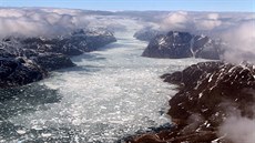 Tání ledového píkrovu Arktidy je nejvíce patrné na leteckých a satelitních...