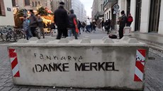 Betonová zábrana na váno�ních trzích v Lipsku. Nápis �d�kuje� Angele Merkelové