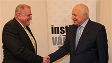 Bývalí premiéři Václav Klaus (vpravo) a Vladimír Mečiar se zúčastní debaty...