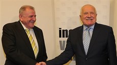 Bývalí premiéi Václav Klaus (vpravo) a Vladimír Meiar se zúastní debaty...