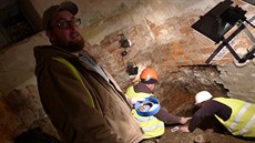 Zleva (stojící) archeolog Tomá� Zavoral a jeho kolegové Martin Lanta a Tomá�...