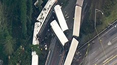 Nedaleko Seattlu se zřítil vlak na dálnici (18. prosince 2017).