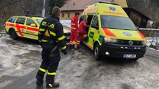 Zásah hasičů a záchranářů v obci Krásná, kde spadla čtyřletá holčička do studny.