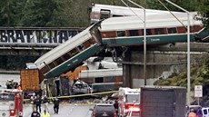 Nedaleko Seattlu na západě USA vykolejil osobní vlak, část soupravy se pak z...