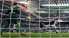 Mauro Icardi z Interu stílí gól do sít Udinese.