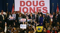 Doug Jones bhem svého vítzného proslovu (12. prosince 2017)