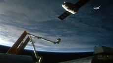 Nákladní lo Dragon se pipojila k ISS